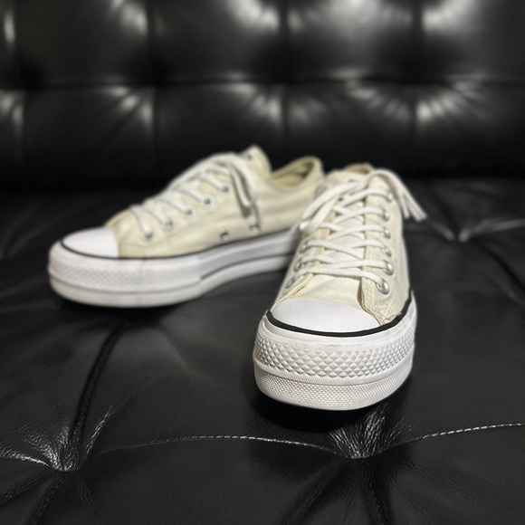 Converse Women’s Chuck Taylor All Star Lift Low Tops in White/Off White/Black - Picture 7 of 15